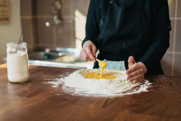Chef making fresh pasta in the kitchen — Stock Photo, Image