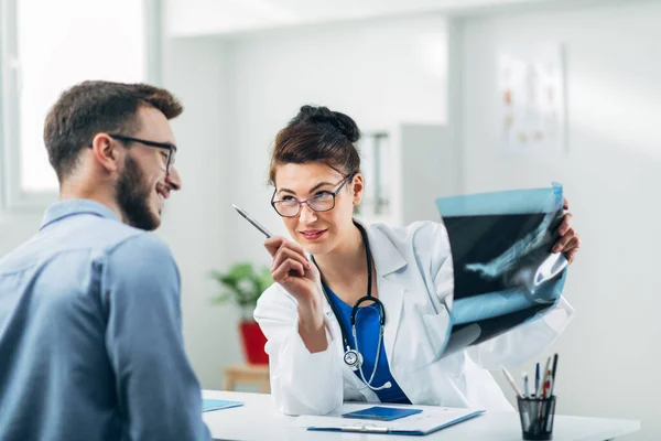 Arzt Und Patient Beim Röntgen — Stockfoto