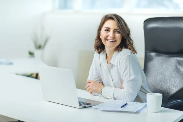 Junge Frau im Büro arbeitet — Stockfoto