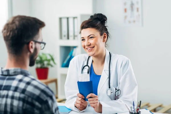 Médico Paciente Sentado Consultório Médico — Fotografia de Stock