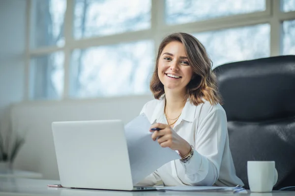 Junge Frau im Büro arbeitet — Stockfoto