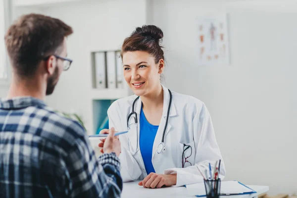 Médico Paciente Sentado Consultório Médico — Fotografia de Stock