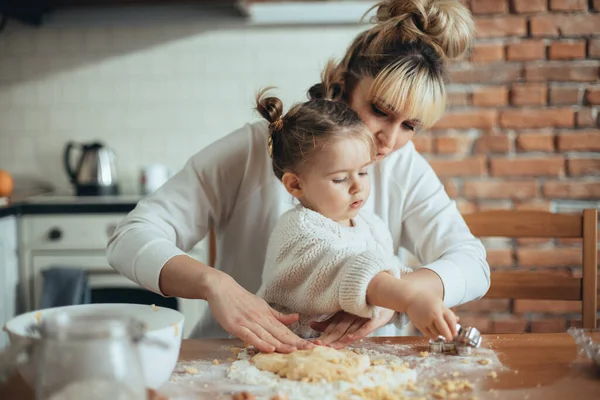 Madre Hija Horneando Galletas Cocina — Foto de Stock