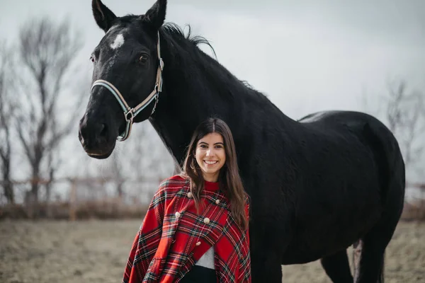 Meisje Met Een Paard Stallen — Stockfoto