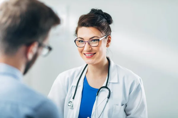 Médico Paciente Sentado Consultorio Del Médico — Foto de Stock