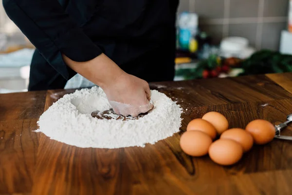 Chef Making Fresh Pasta Kitchen — Stock Photo, Image