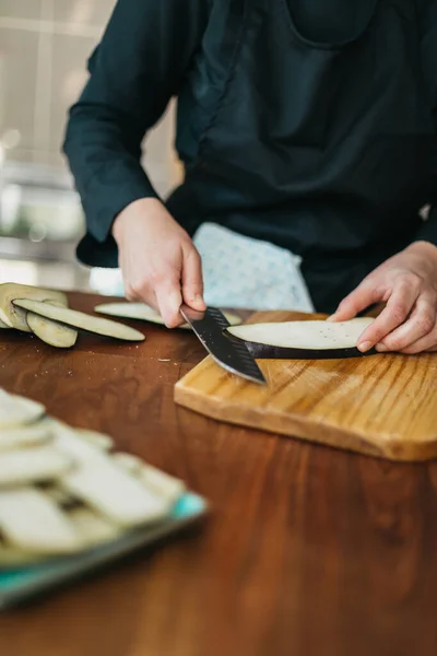 Шеф-повар готовит баклажаны — стоковое фото