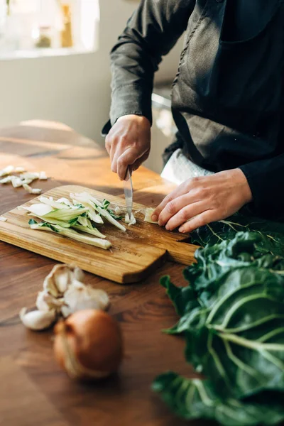 Female Chef Chopping Raw Vegetables Wooden Board — Stock Photo, Image