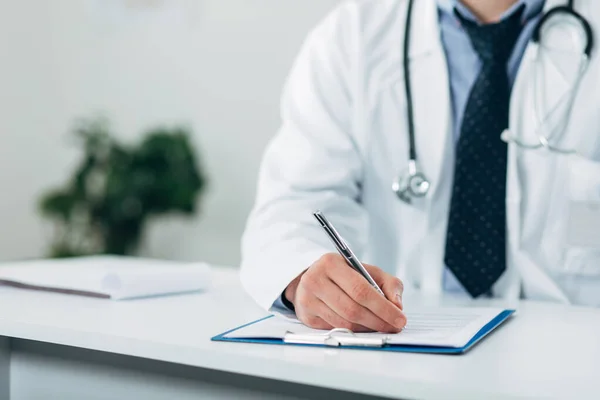 Jovem Médico Sentado Seu Escritório Atrás Uma Mesa — Fotografia de Stock