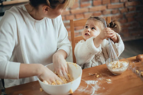 Madre Hija Horneando Galletas Cocina — Foto de Stock