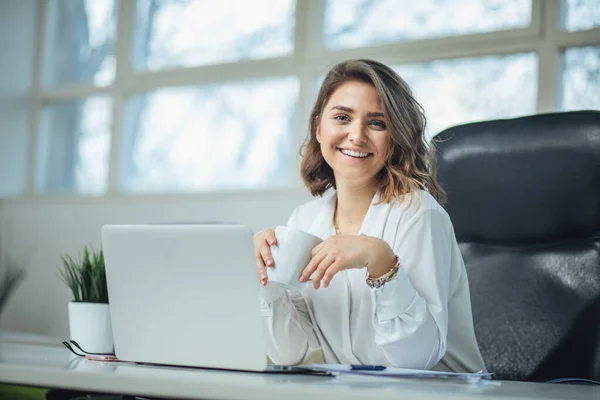 Wanita muda di kantor bekerja — Stok Foto