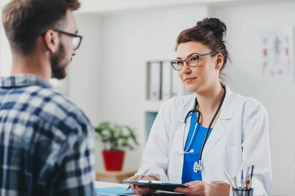 Läkare Och Patient Sitter Läkarmottagningen — Stockfoto