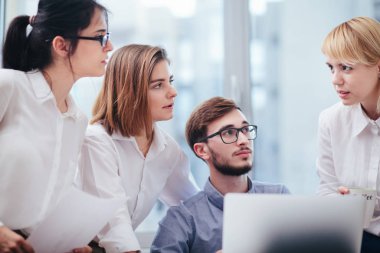 Ofiste çalışan mimarlardan oluşan bir takım