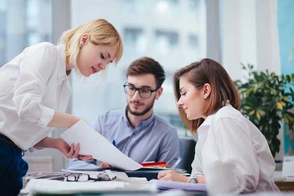 Equipo Arquitectos Que Trabajan Oficina — Foto de Stock