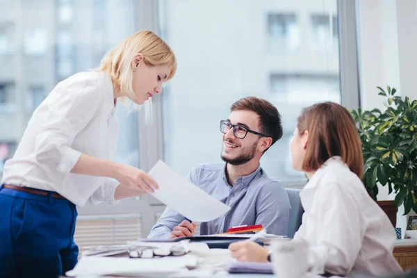 Equipo Arquitectos Que Trabajan Oficina — Foto de Stock