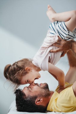 Baba ve kızı yatağa oynama