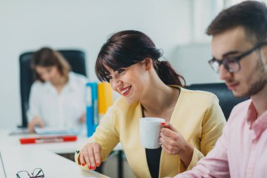 Ofiste bilgisayarın önünde çalışan meslektaşlar