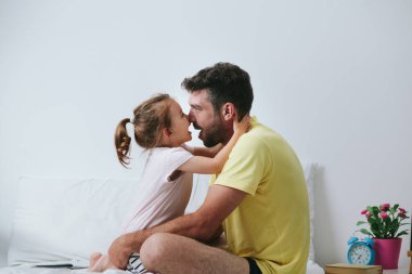 Baba ve kızı yatağa oynama