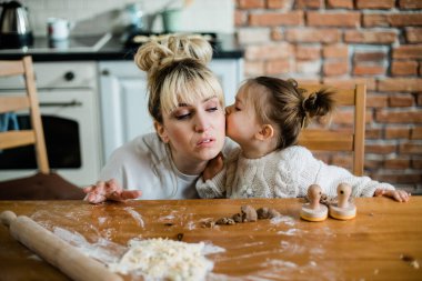 Anne ve kızı onların mutfakta kurabiye