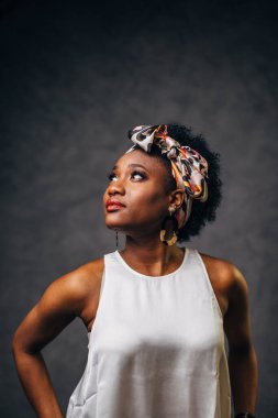 Stüdyoda poz veren güzel Jamaikalı kız.