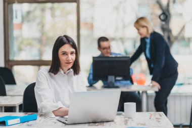 Ofiste bir proje üzerinde çalışan stajyer.