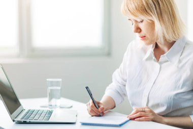 Ofiste Kadın Yönetici Beyin Fırtınası