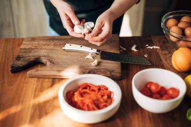 Kadın aşçı mutfakta yemek hazırlıyor.