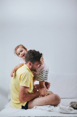 Baba ve kızı yatağa oynama