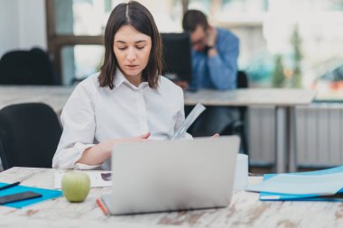 Ofiste bir proje üzerinde çalışan stajyer.