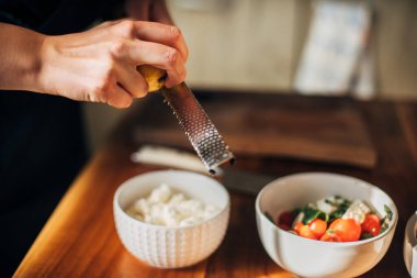 Limon rendeleyen kadın şef ricotta peynirinde