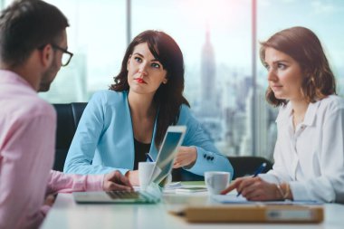 İş arkadaşlarıyla bir proje üzerinde çalışıyoruz.