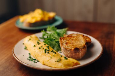 Fransız usulü omlet ve tabakta soğan.