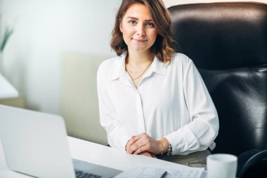 Genç bayan ofiste çalışıyor.