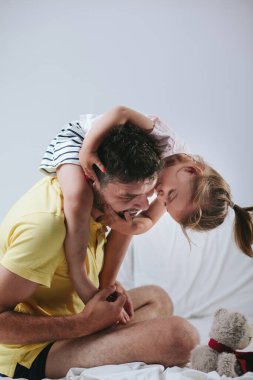 Baba ve kızı yatağa oynama