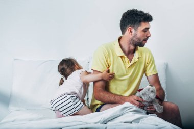 Baba ve kızı yatağa oynama