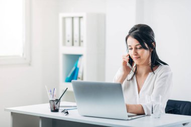 E- posta Okurken İş Kadını Telefonda Konuşuyor