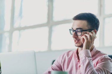 Genç adam ofiste bir proje üzerinde çalışıyor.