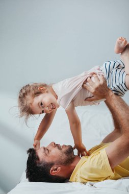 Baba ve kızı yatağa oynama