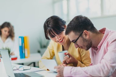 Ofiste bilgisayarın önünde çalışan meslektaşlar