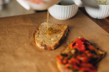 Kızarmış ekmeğin üzerine zeytinyağı dök.