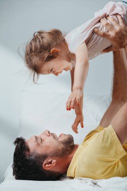 Baba ve kızı yatağa oynama