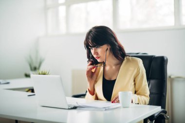 Genç bayan ofiste çalışıyor.