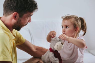 Baba ve kızı yatağa oynama