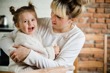 Anne ve kızı onların mutfakta kurabiye