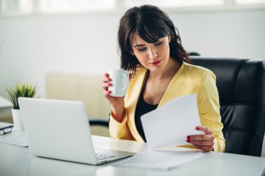 Genç bayan ofiste çalışıyor.