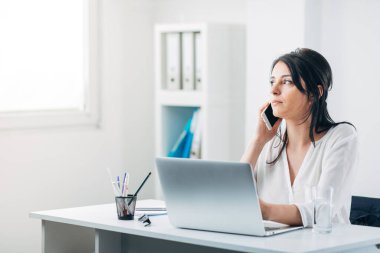 E- posta Okurken İş Kadını Telefonda Konuşuyor