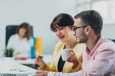 Ofiste bilgisayarın önünde çalışan meslektaşlar