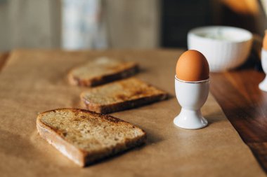 Kahvaltıda kızarmış ekmek ve haşlanmış yumurta.