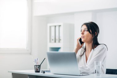 E- posta Okurken İş Kadını Telefonda Konuşuyor