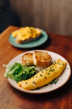 Fransız usulü omlet ve tabakta soğan.